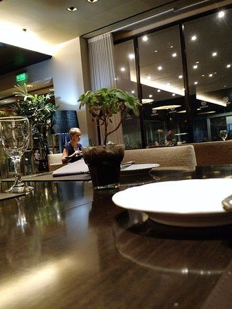 Maximilian Lobby Bar & Restaurant