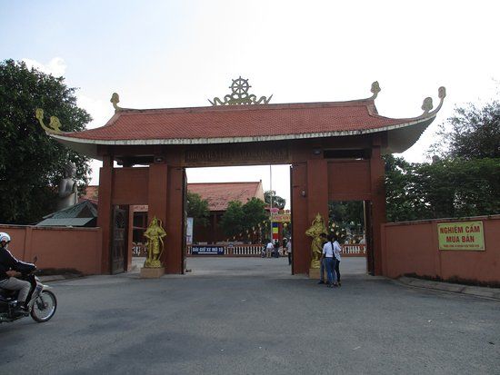Truc Lam Temple