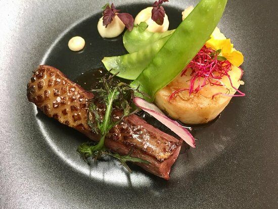 Aux Pieds Sous la Table