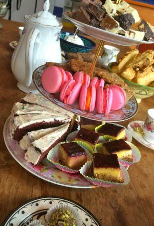 Rode rozen en taartjes